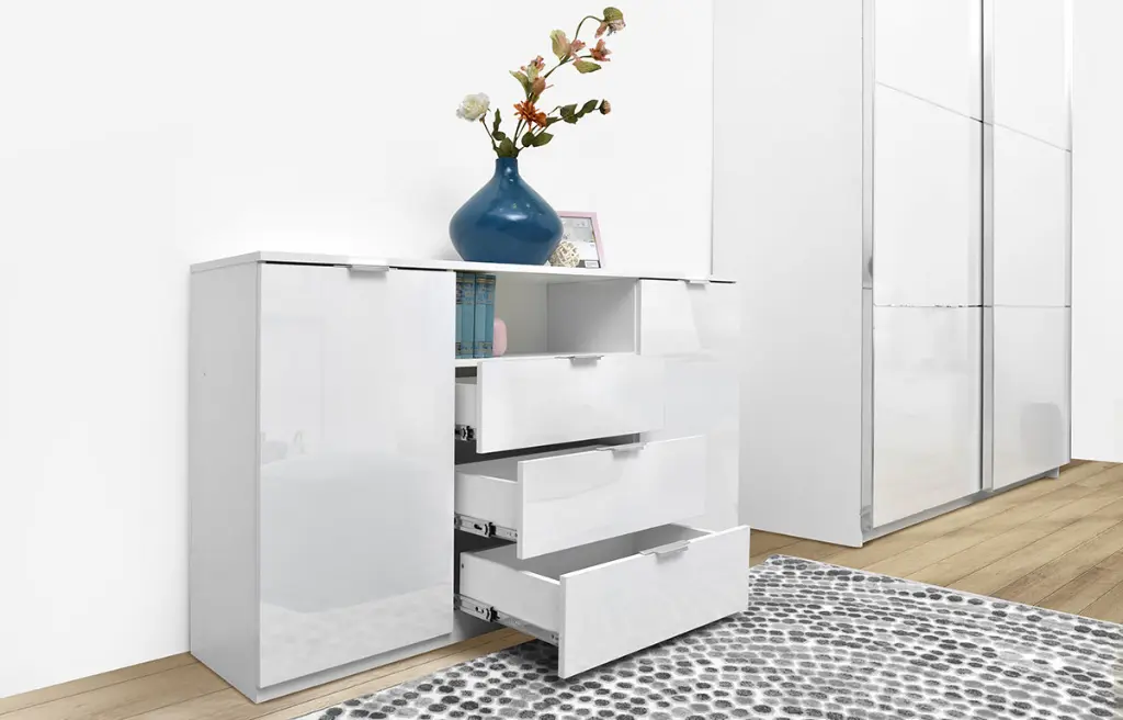 Elegance-line-komoda-150-belo-sjaj-detalji-fioke.webp